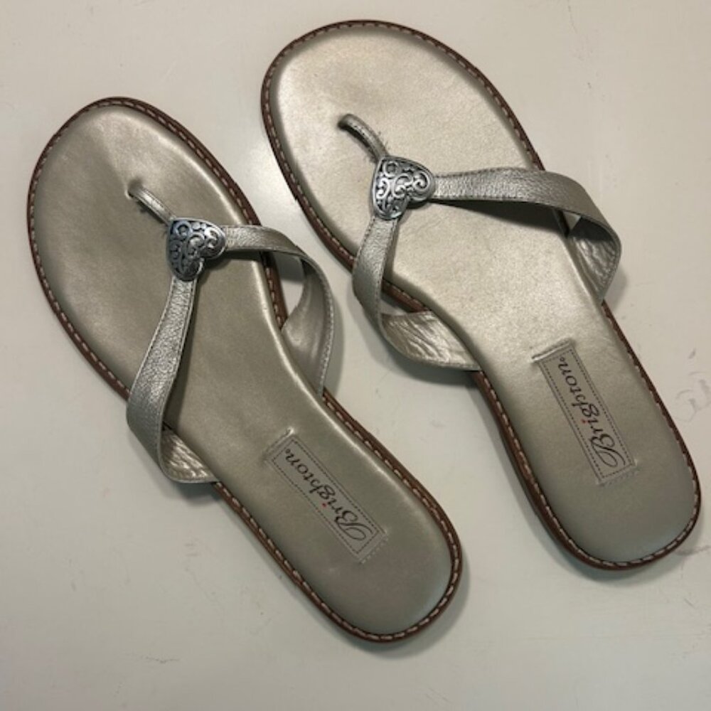 Pre-Owned Brighton Silvery/Goldish Orla 2 Leather Thong Sandal w/Heart Size 9.5M